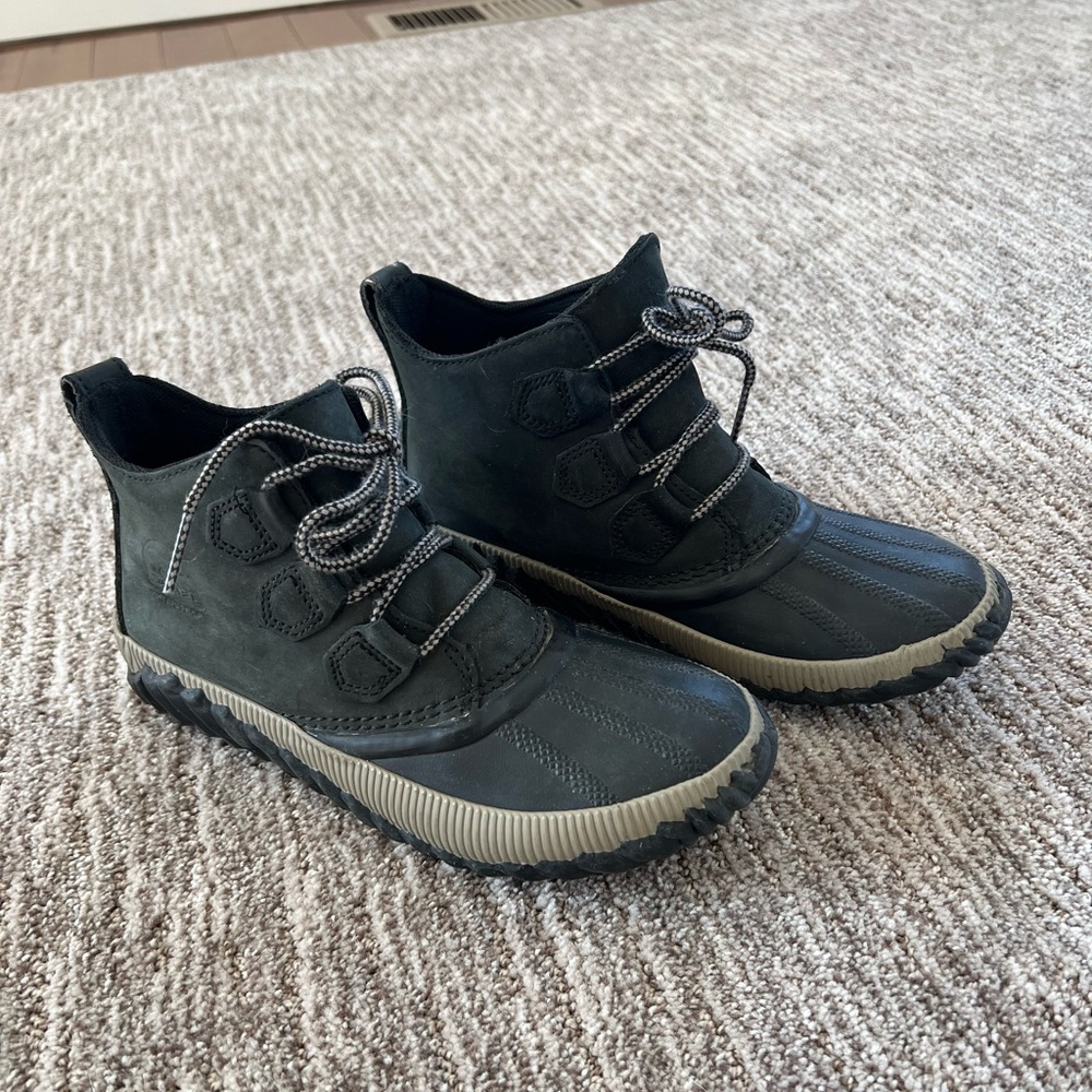 Sorel Out N About Women’s Duck Boot. Full grain leather. Black 6.5
